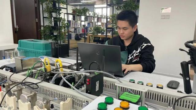 連摘三金！長寧代表隊在上海市第一屆職業技能大賽軟件開發賽項中表現搶眼